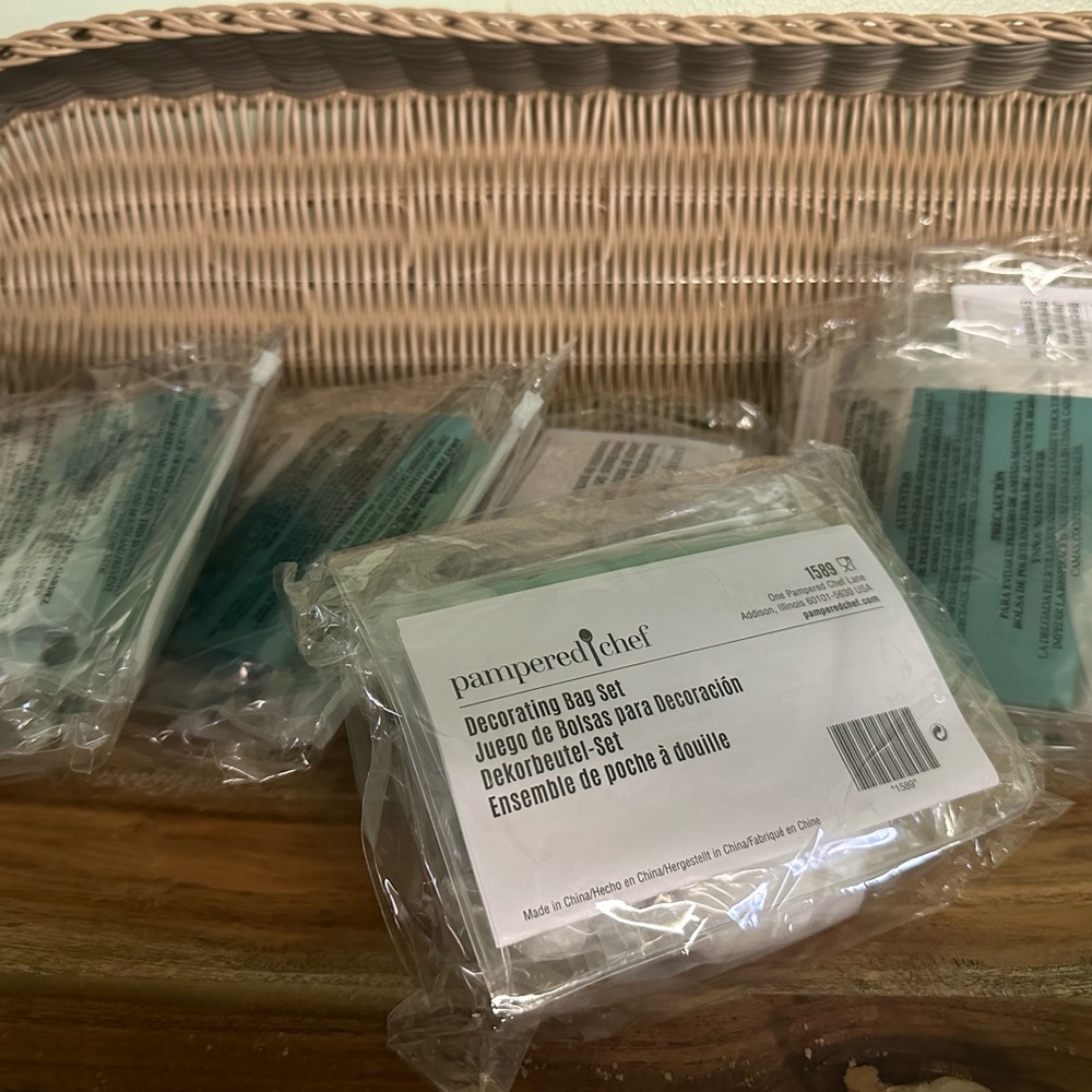 Pampered Chef Decorating Bag Set with Green Labels